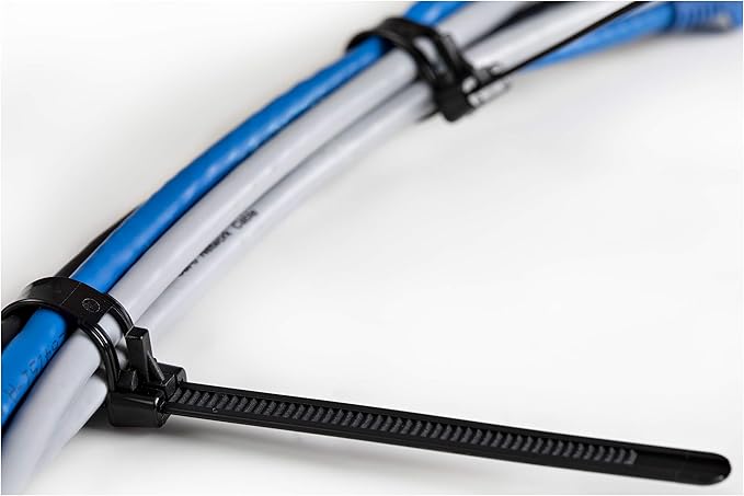 StarTech.com 10"(25cm) Reusable Cable Ties - 1/4"(7mm) Wide, 2-1/2"(65mm) Bundle Dia. 50lb(22kg) Tensile Strength, Releasable Nylon Ties, Indoor/Outdoor, 94V-2/UL Listed, 100 Pack - Black, TAA